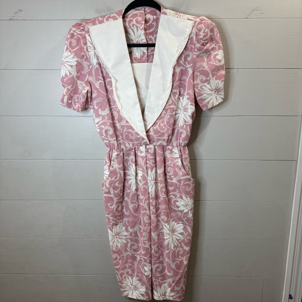 Stuart Alan Vintage Women's Pink and White Floral Dress with Large Collar